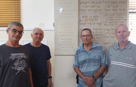 שנה לפטירת שורד השואה אהרון וייס וההנצחה על קיר בית הכנסת